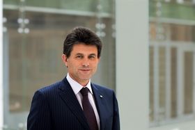 Axa, nove mesi in leggera crescita