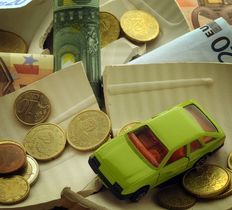 Ivass, prezzi Rc auto in altalena
