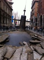 Un sottomarino emerge in centro a Milano: tutto può accadere