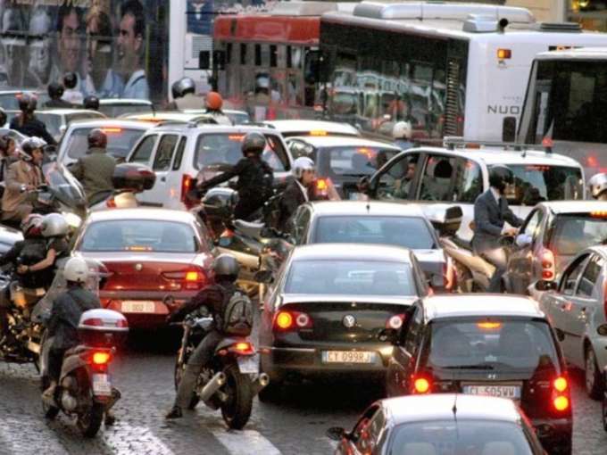 Consumi, sempre meno italiani utilizzano l'automobile