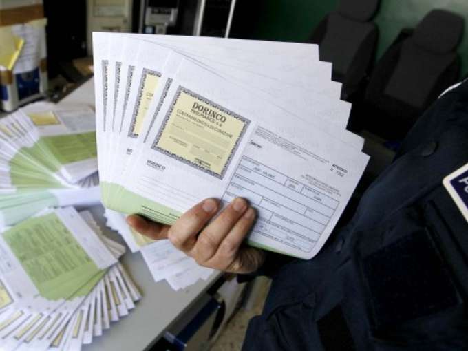 Contrassegni falsi per 100.000 euro: sei arresti